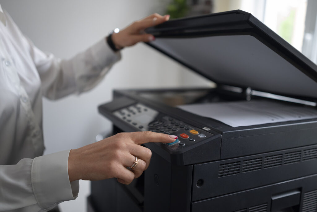 femme au travail au bureau a l aide d une imprimante