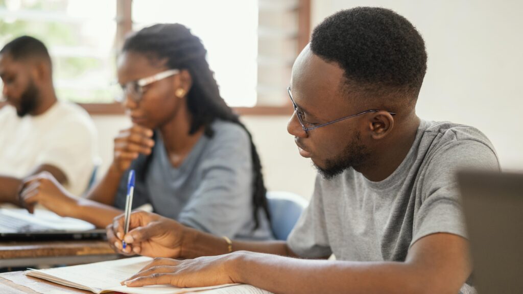 gros plan des etudiants qui etudient ensemble